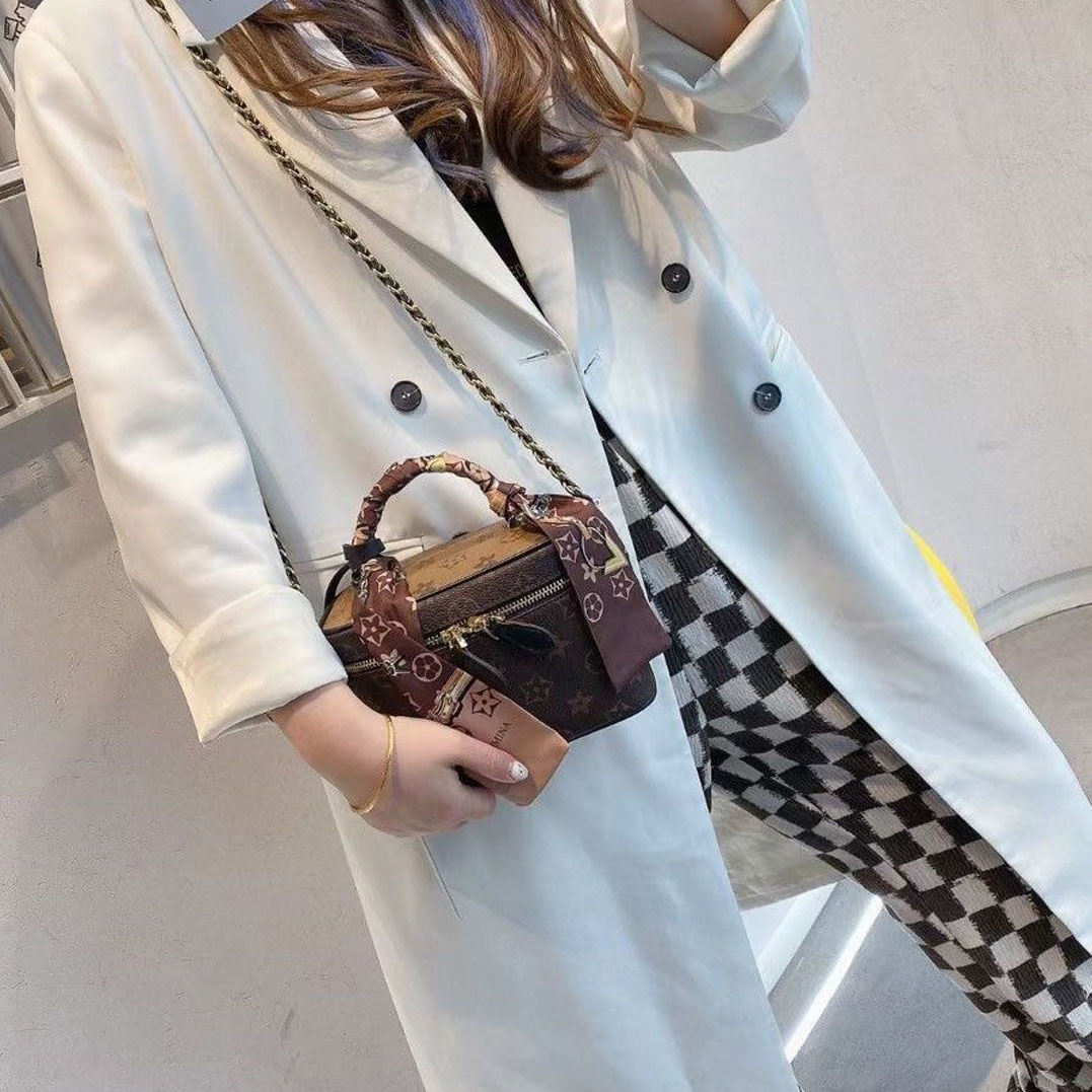 

Designer cosmetic bags VANITY makeup bag for christmas and valentine Leather zipper cases with twist lock Handbags Flower crossbody toiletry bags 3color, Black