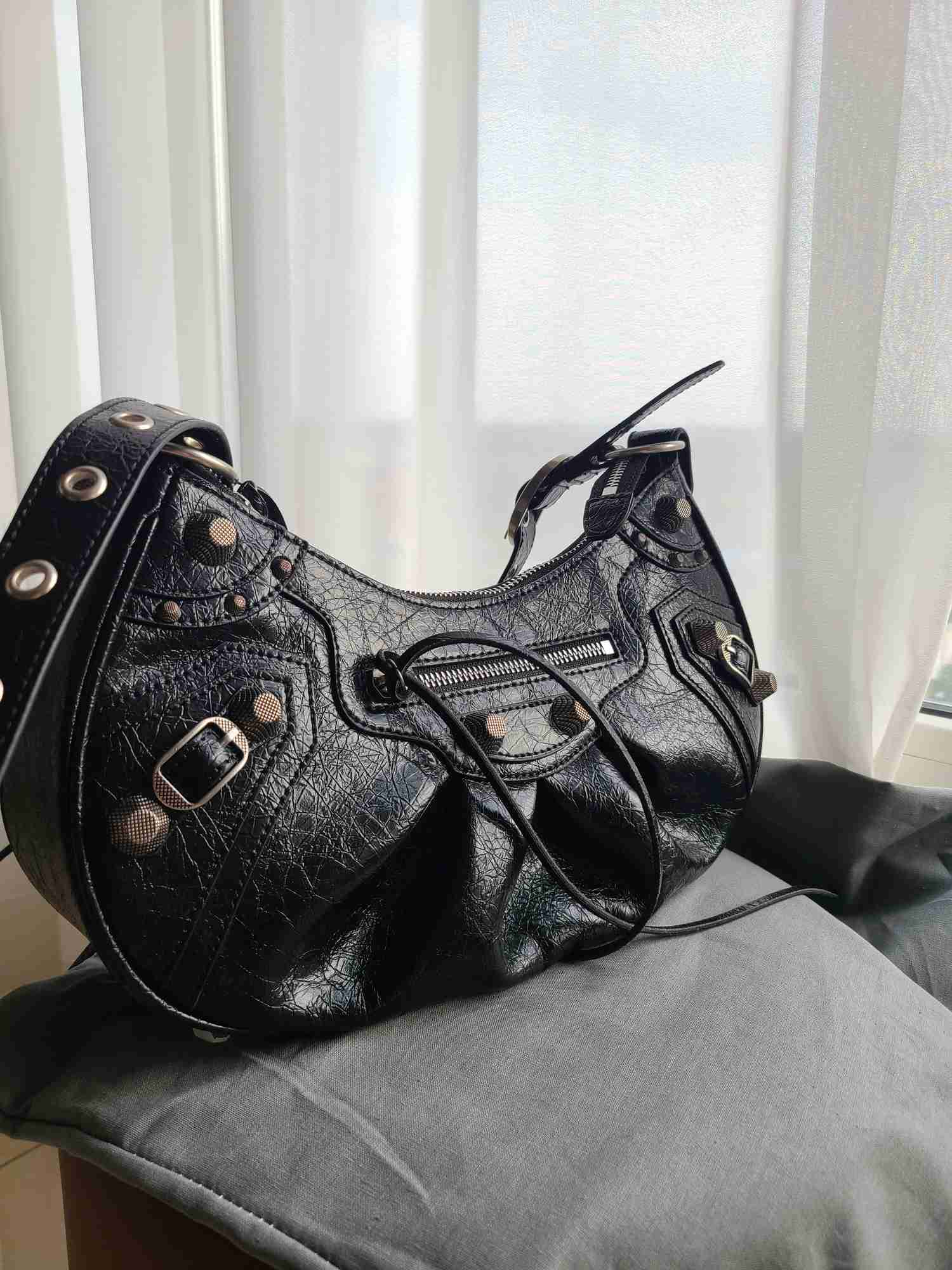 

AHer Max Design leather Balenicass biker bag Locomotive rivet underarm women's 2023 new hot girl style cowhide tassel three in one crescent, Black large 33cm