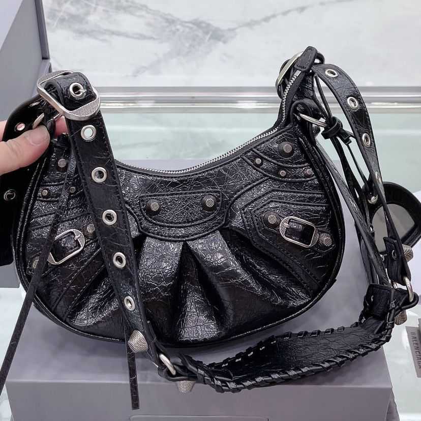 

lecagole leather Fashion Balenicass biker bag 2022 New Locomotive Cross body Women's Top layer Cowhide Crescent Liuding, Not for sale do not shoot
