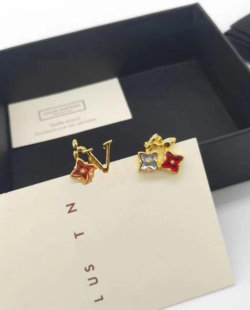 

Exquisitely designed Stud earrings Hot style jewelry earrings Fashion classic brands Selected family friends Lovers Gift size 1.6x2cm Real gold plated never fade