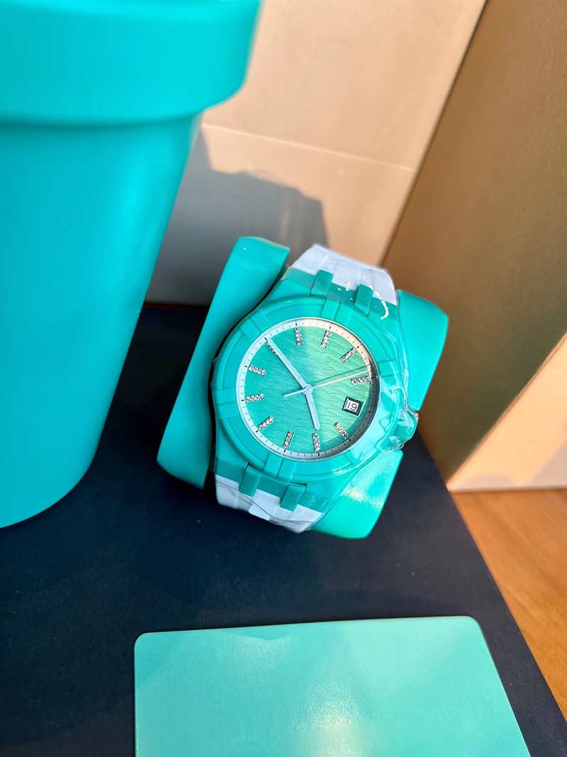 

New men's and women's luxury watches Fully automatic mechanical movement Rubber strap Soft comfortable and breathable 40mm, Sapphire glass