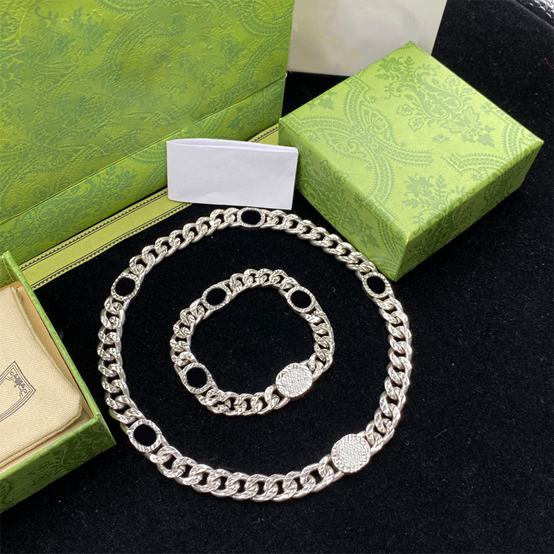 Bracelets de luxe Colliers de créateurs pendentifs classiques pour femmes bijoux rétro sculpture clés collacces couples fête fêtes
