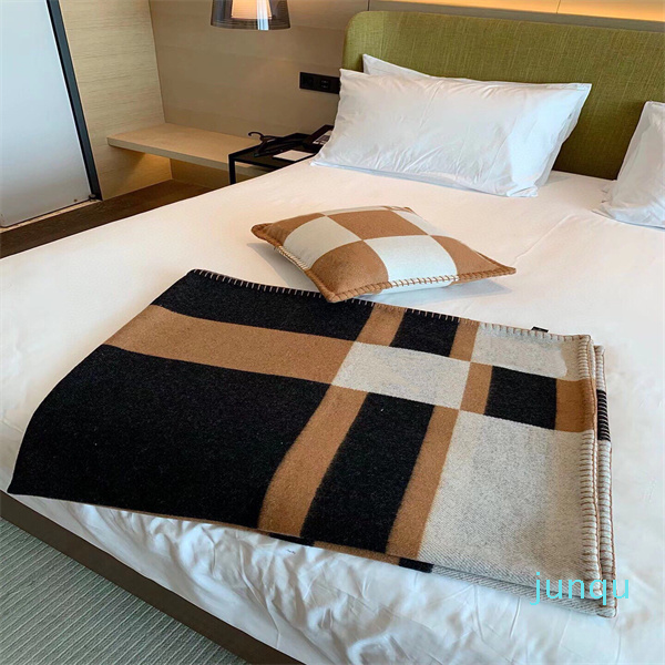 

Classic Luxury Designer Color Block H Blanket Versatile and Square series
