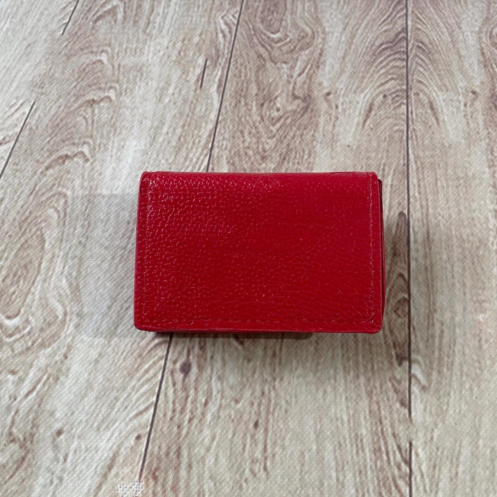 

A classic coin purse with high quality stylish short button-down embossed monogram, Dustbag