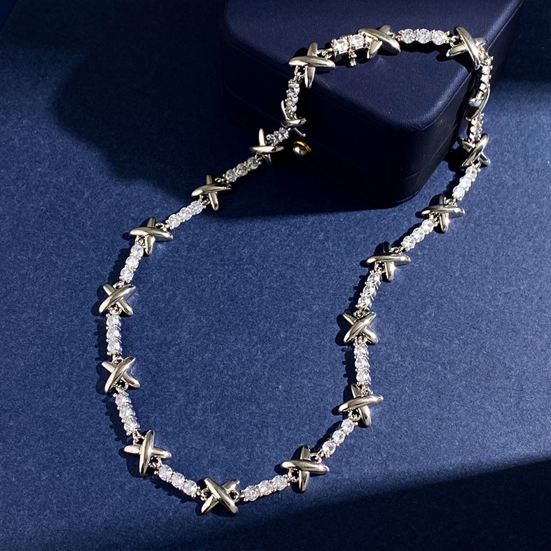 Nouveau conçu Collier pendentif Cuivre plaqué or 18 carats métal brillant X lettres Micro incrustations diamants luxe femmes bracelet boucle d'or