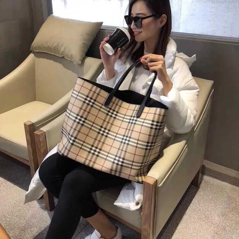 Burbreys Crossbodybody Sacs Sacs Burbery Onthego Tote Luxuries Designers Femmes Bagins Sacs Totes Designer Woman Hands Hands Hands Baudeur Paris