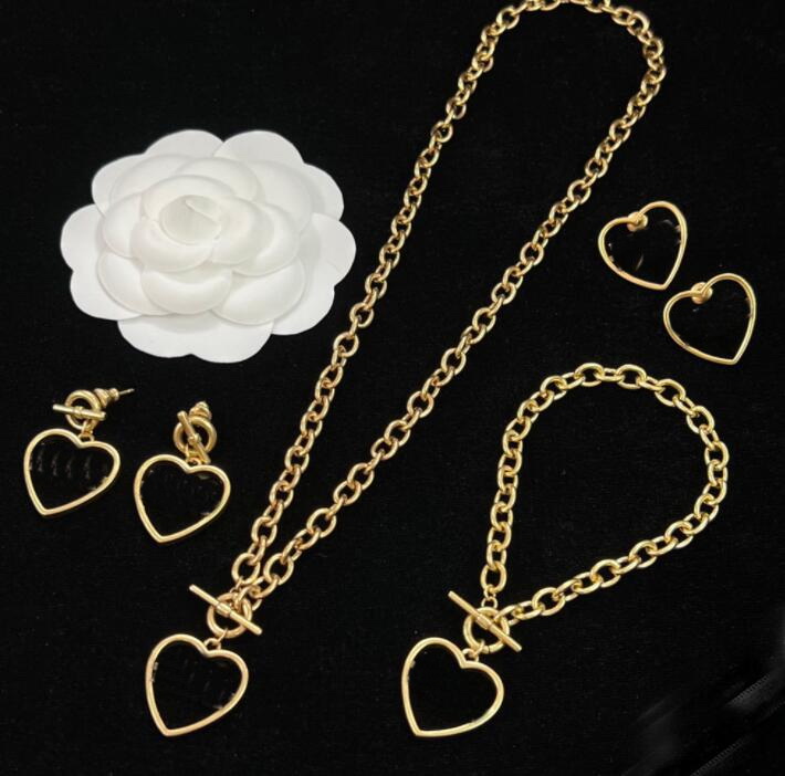 

Simple Lovely Brass Necklace Bracelet Earring With Diamonds D litter Heart-Shaped Decorate love Hearts Studs Women's Jewelry Sets Wedding Birthday Gift DS10 -- 02, Golden