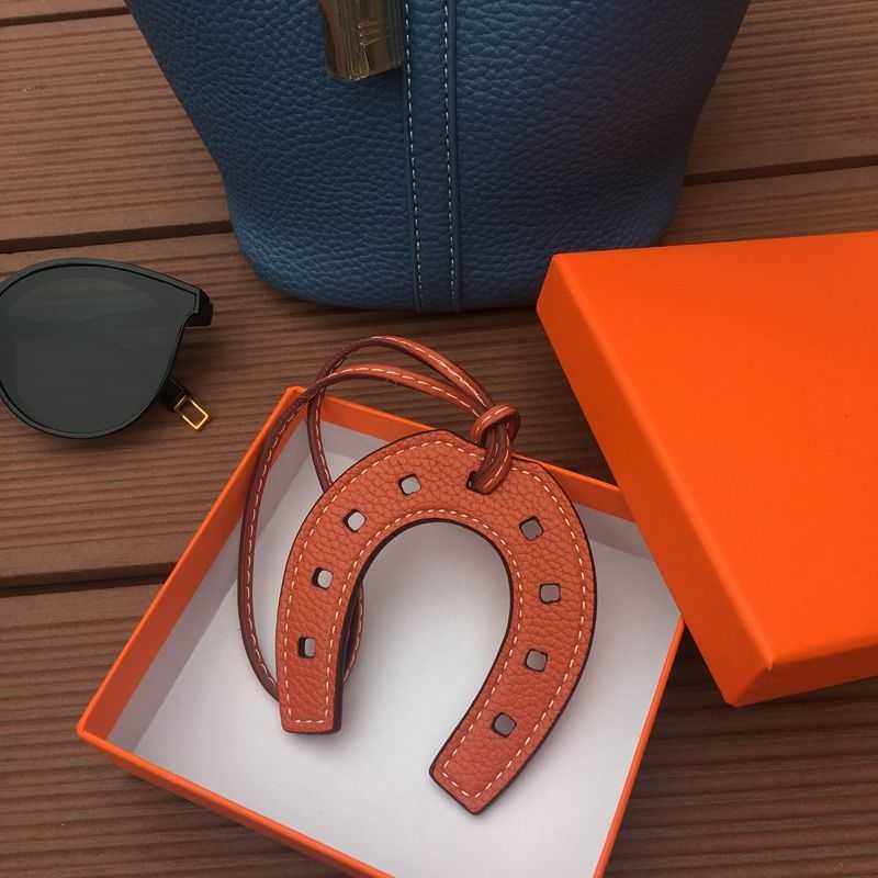 

Designer Herme Lanyards Home H pu horseshoe bag pendant creative leather vegetable basket car keychain