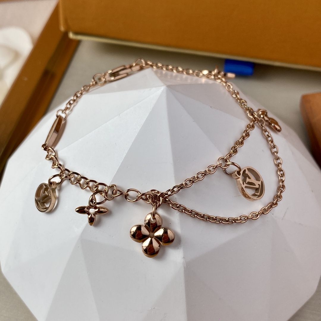 Luxury designer design fashion bracelets classic hats warm scarf gift for yourself are good