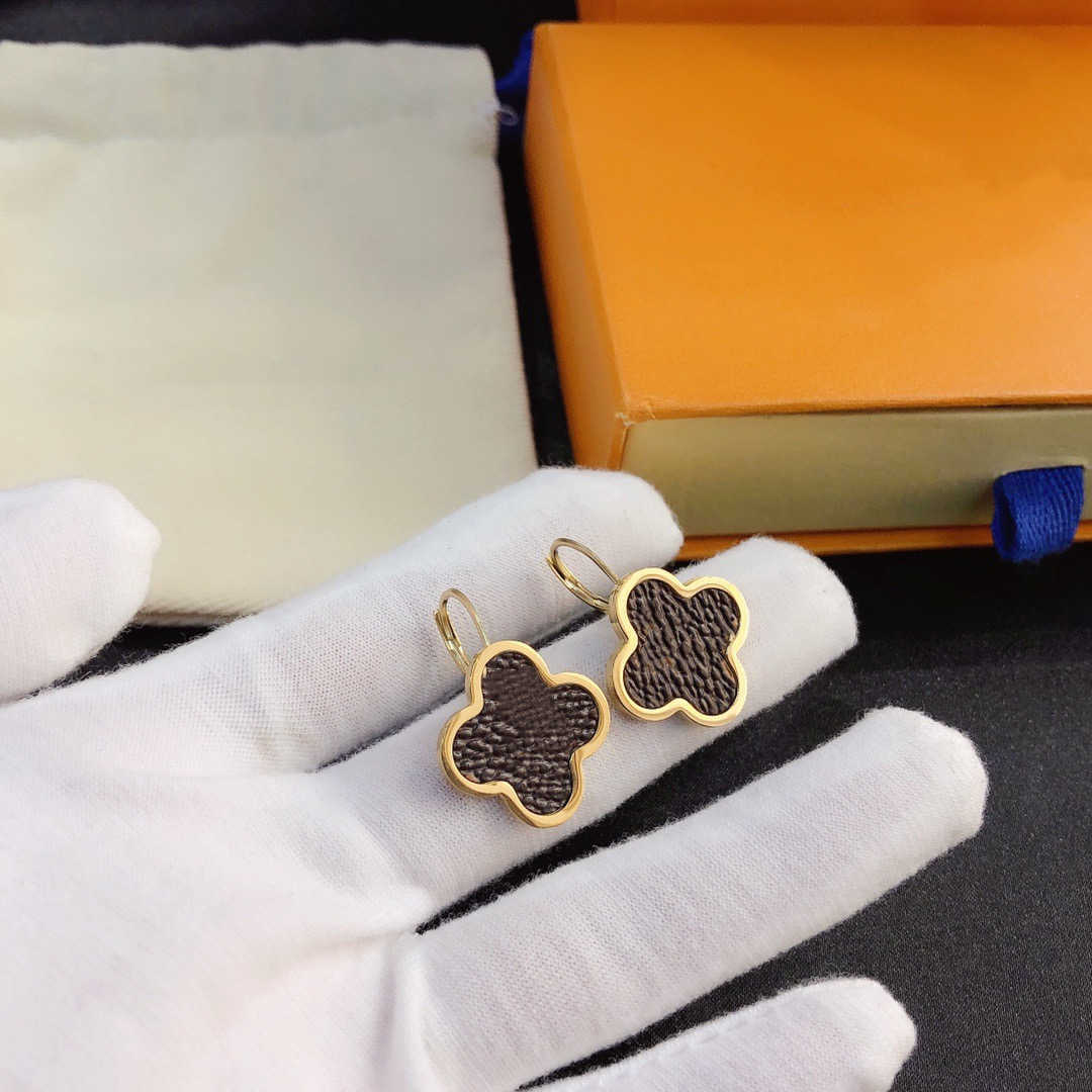 

Designer Ladies Love Earrings Stud exquisite workmanship fashion luxury four seasons all match salt and sweet