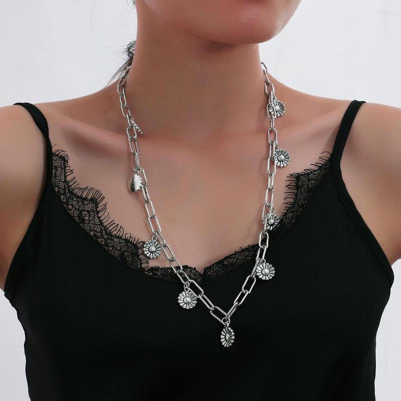 

Chains European And American Jewelry Fashion Daisy Pendant Necklace Ladies Temperament Personality Small Flowe