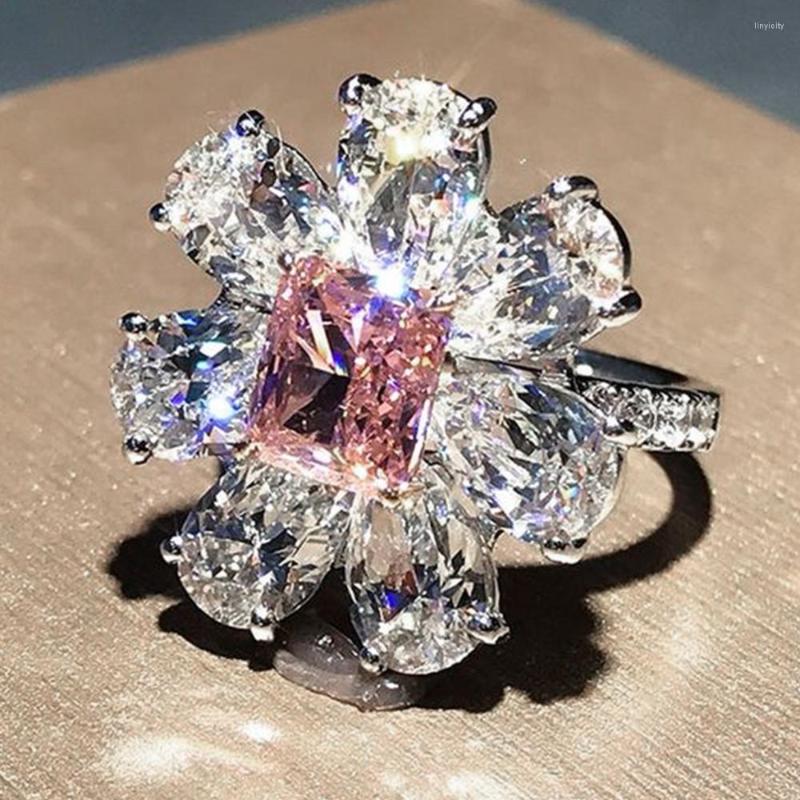 

Wedding Rings Huitan Romantic Pink Flower Design Women's Luxury Cubic Zirconia Ring For Engagement Party Statement Jewelry