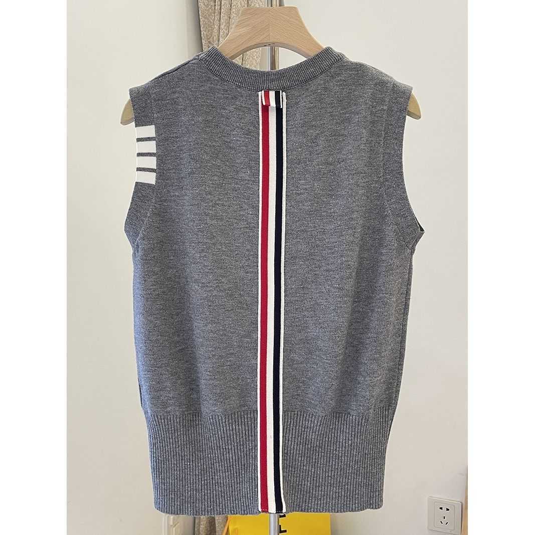 

Fashion Mens Designer T Shirt Thomes Brownns Womens Tb Four Bar Sleeveless Knitted Women' British Brand Outwear Sweater Popular Design Pullover Vest, Gray