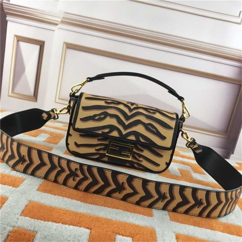 

Purse 2023 star same messenger bag pattern female buckle flip one shoulder handbag armpit small square bag, White