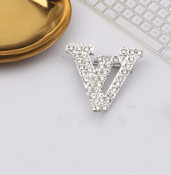 

23ss 2color Korean Luxury Brand Designer Letter Brooches Fashion Small Sweet Wind Brooch Flower Suit Pin Crystal Jewelry Accessorie Wedding