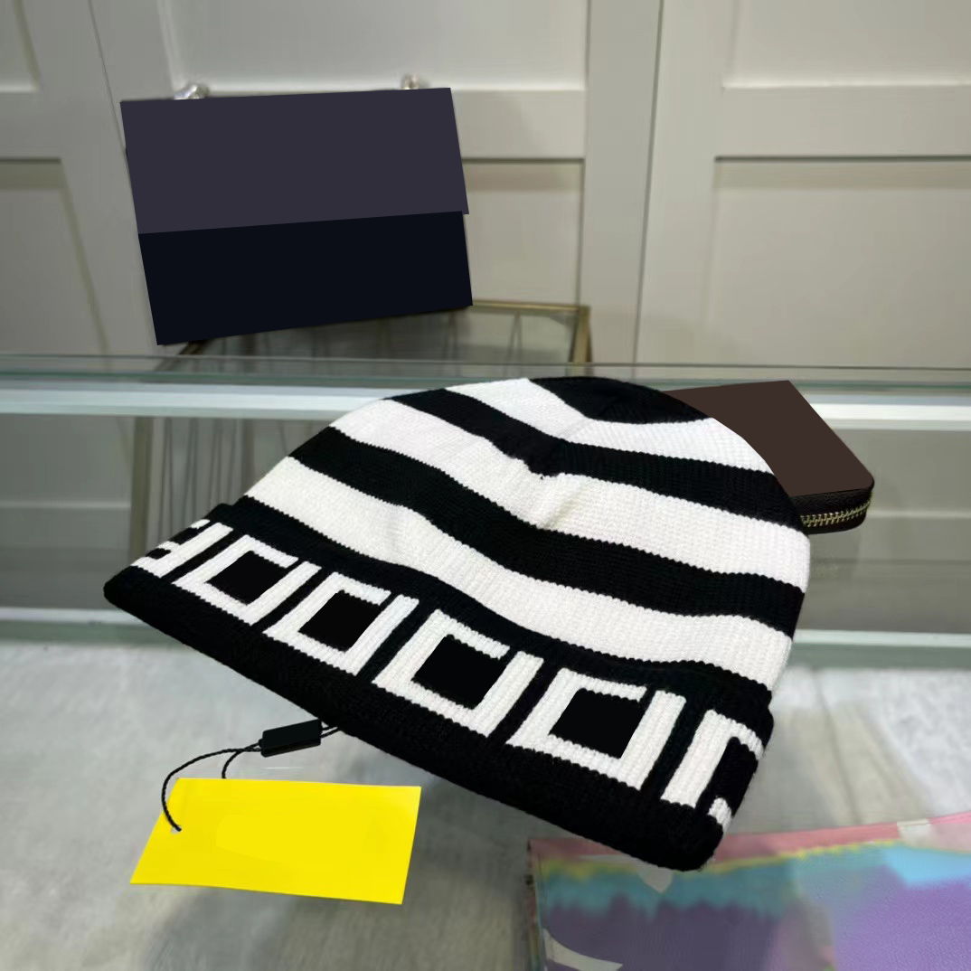 

Designers Beanie Mens Winter Hat Fashion couple warm hats outdoor travel Mountain climbing beanies Casual letters Skull Caps, White