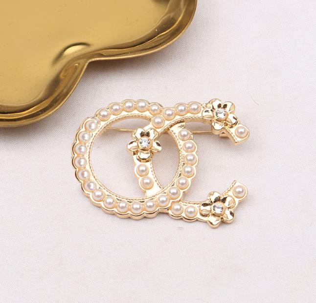 

23ss 2color Korean Luxury Brand Designer Letter Brooches Small Sweet Wind Brooch Flower Suit Pin Crystal Fashion Jewelry Accessorie Wedding Party