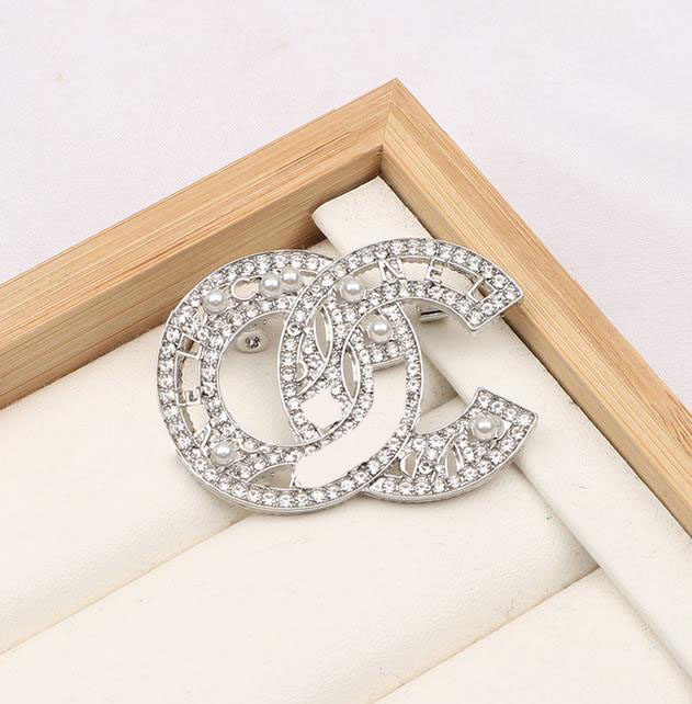 

23ss 2color Luxury Brand Designers Letters Brooches Hollow Famous Women 18K Gold Plated Brooch Suit Pin Fashion Jewelry Wedding Accessorie