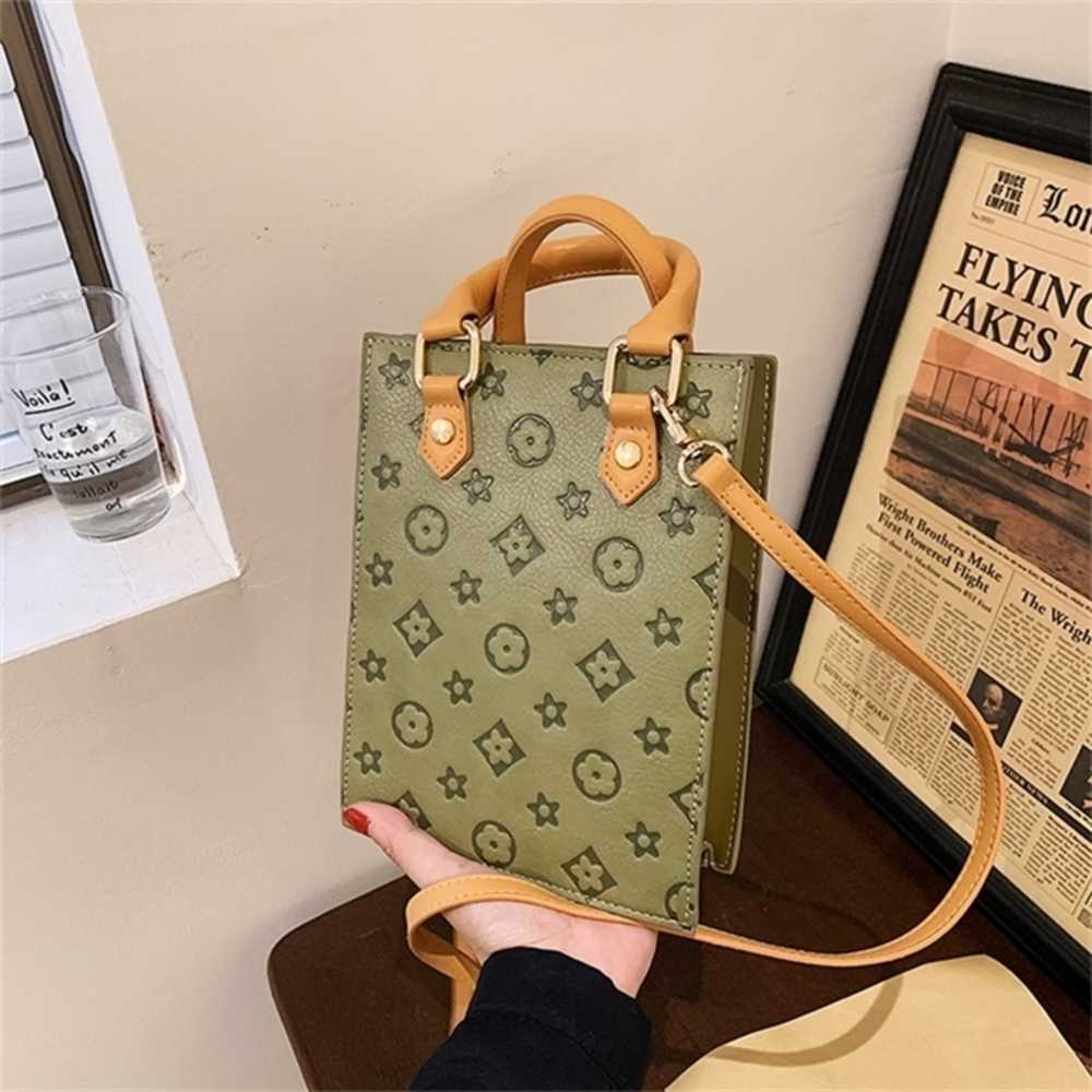 

Factory wholesale new 2023 embossed hand advanced sense foreign style One Messenger mobile phoneHigh, Green