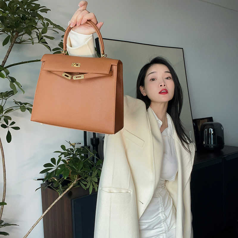 

Handheld Herme Designer Bags Net Red Fashion Palm Pattern Cow Leather 28cm Advanced Inductive Commuter 2022 New Hand Female, Not for sale do not shoot