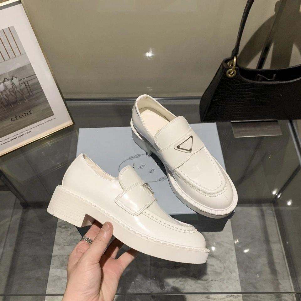 

The retro loafers casual shoes are made of glossy leather and embellished with signature enamelled triangles size 35-40mkjjj0004 RiC zOq