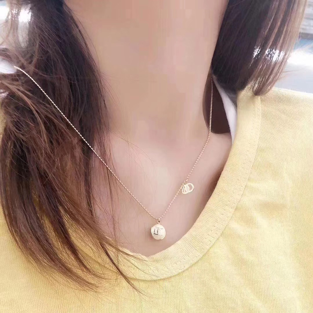 

Fashion Design Necklace Popular for Young Ladies Wear Necklaces Luxury International Brand Classic Design Jewelry Accessories Exquisite Gift Women Students