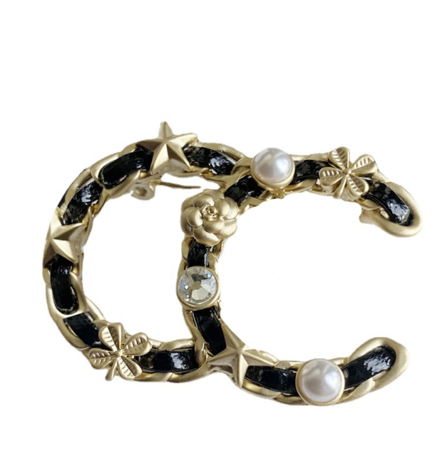 

23ss 2color Luxury Brand Designer Double Pins Brooches Black White Leather Crysatl Pearl Rhinestone Brooch Suit Pin Classic Wedding Party Jewerlry