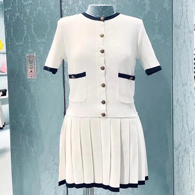 

Work Dresses Designer Brand White Short-Sleeved Thin Knitted T-Shirt Single-Breasted Slim O-Neck Tops Pleated Mini Skirt 2022 Summer, Top