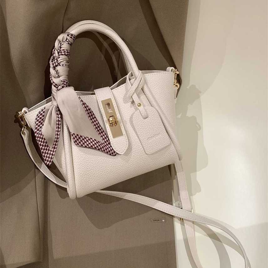 

Southerly Paris meets tot bag women 2022 new commuter portable One Shoulder Messenger Bag, Milky white