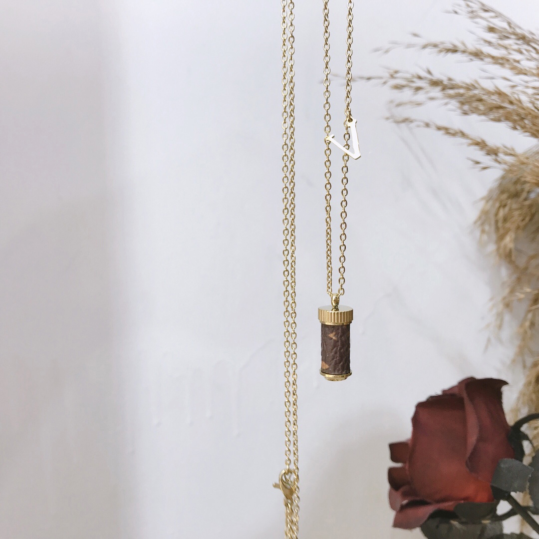 

Classic Perfume Bottle Pendant Necklace Luxury Jewelry Accessories Seasonal Fashion Designer Style Delicate Elegant Good looking Wear