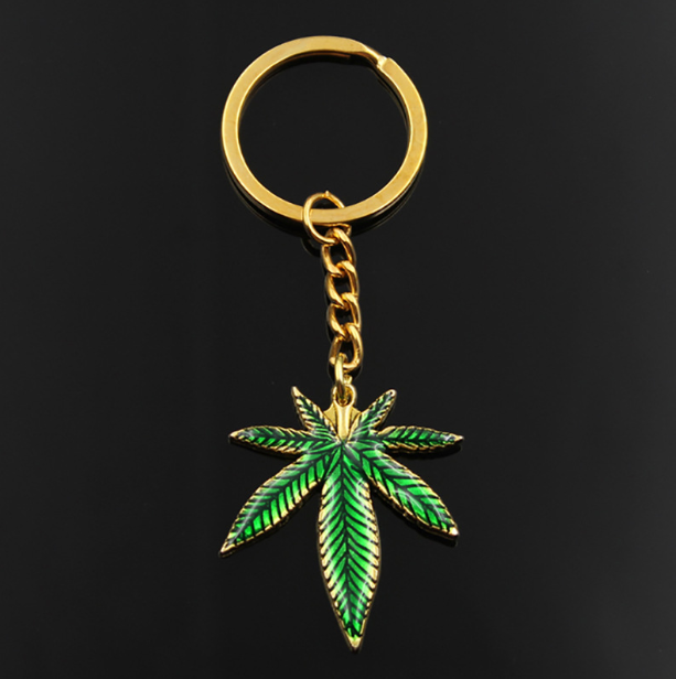 

Fashion Keychain 39x34mm Green Gold Color Maple Leaves Pendants DIY Men Jewelry Car Key Chain Ring Holder Souvenir For Gift