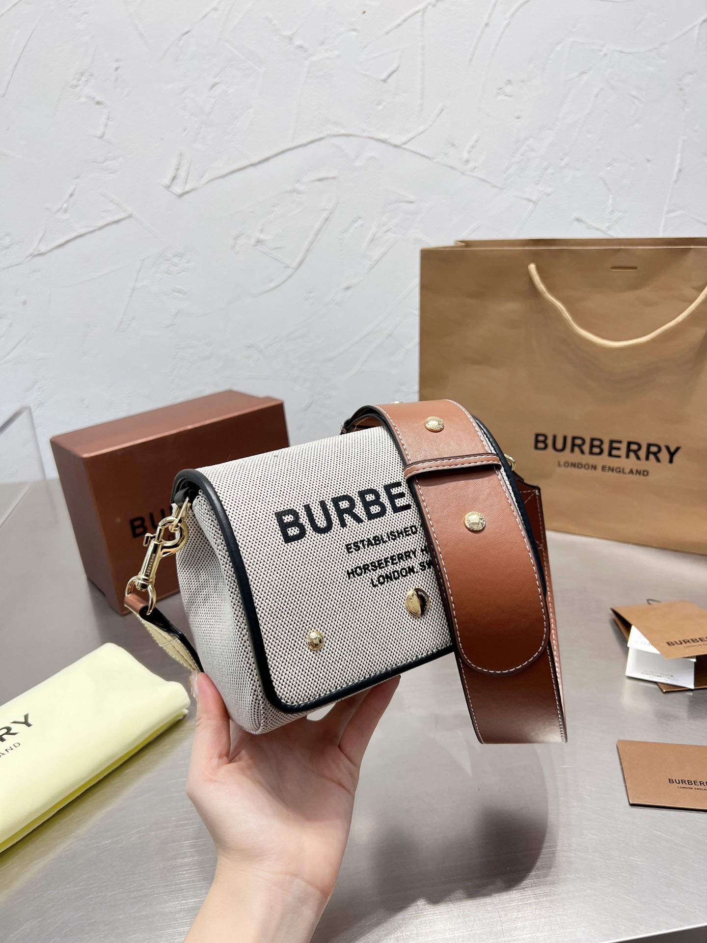 

New Designer Bag Fashion Classic Canvas Letter Plaid Small Square Bag Women's Versatile Messenger Wide Shoulder Strap Crossbody Bag, White