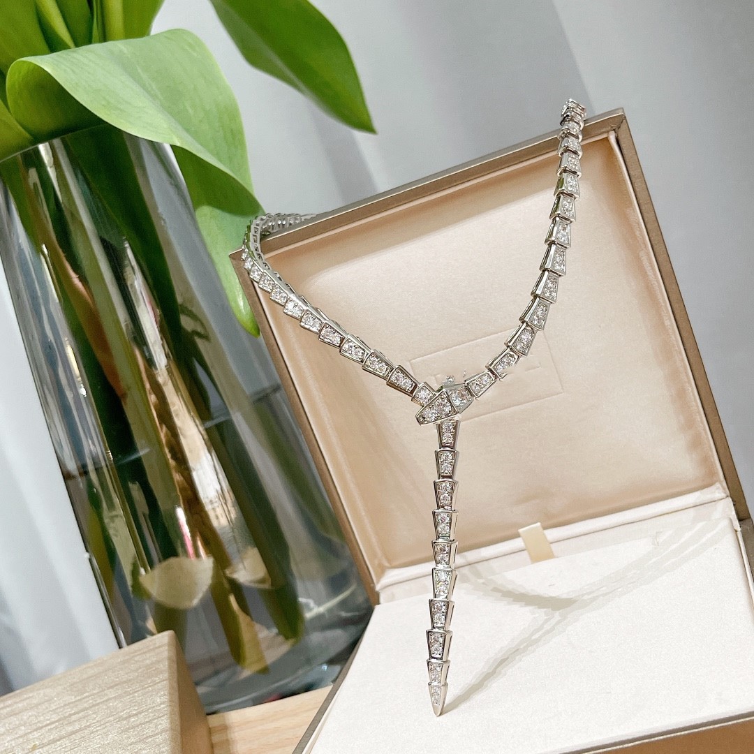 

Luxury Designer Pendant Necklaces Top V Gold Full Zircon Snake Shape Round Choker For Women Jewelry With Box Party Gift Wedding Lovers