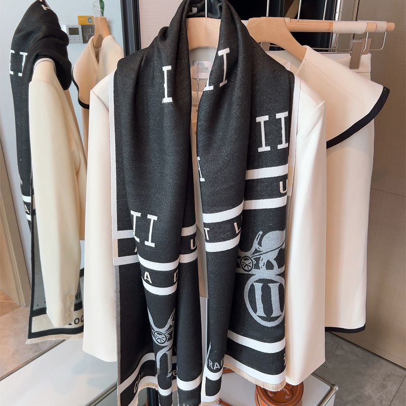 

scarfs Luxurys designers scarf letters Animals design women muffler trend Elegant temperament hundred match woman scarf Dinner wear Christmas gifts very good