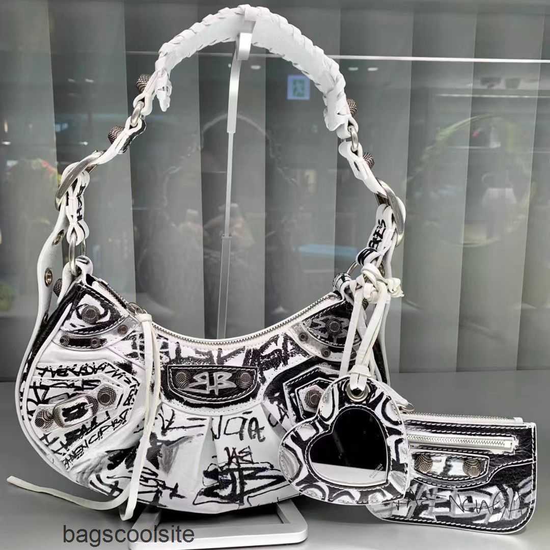 

Painted 2023 Bag Cool Balenciga Le Graffiti Armpit Cagole Fashion Shoulder Girl Bags Trend Casual Mini Women's Versatile Lecagole Pitv, Black graffiti