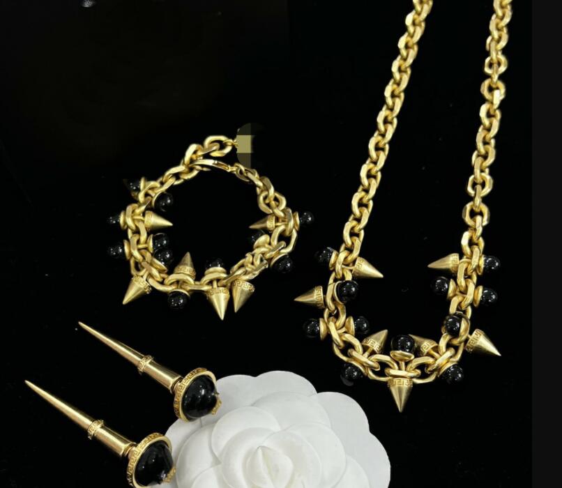 

Luxury Designed Copper Nail Pearl Black Pendant Necklaces Bracelet Earring Banshee Medusa Head Portrait 18K Gold Plated Women's Jewelry Gifts HMS14 --02, Such as picture color