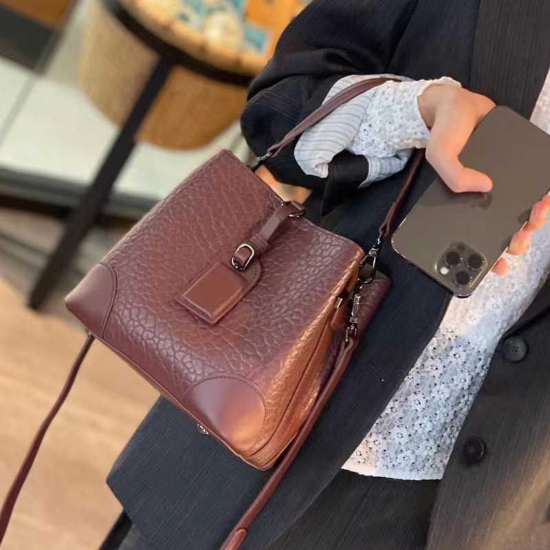 

Fashion Bag High End Leather Luxury Women's Handbag Oblique Cross Wrap Head Layer Cowhide Bubble Pattern, Elephant gray