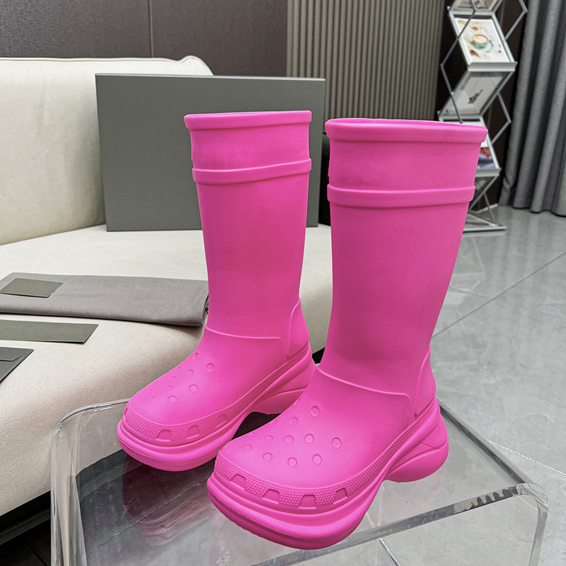 

2023 Women Designer Boots Rain Boot Paris shoes knee high booties 20MM long Arch EVA Rubber platform Rainboots green bright pink black womens luxury sneakers