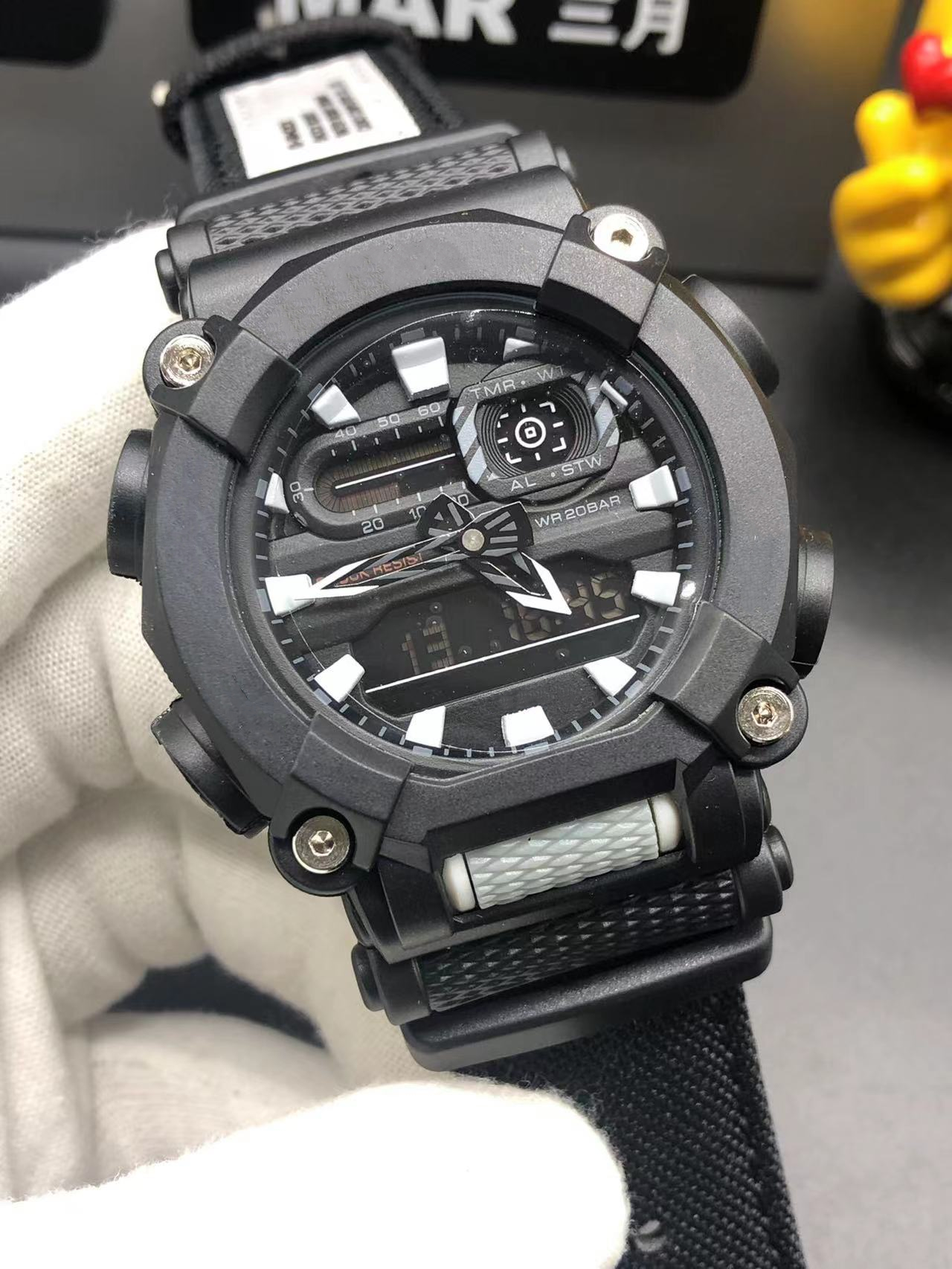 

Iced Out Watch Sports Quartz Digital Men's Watch Waterproof Full function Large Dial LED Automatic Lifting Light Oak Series