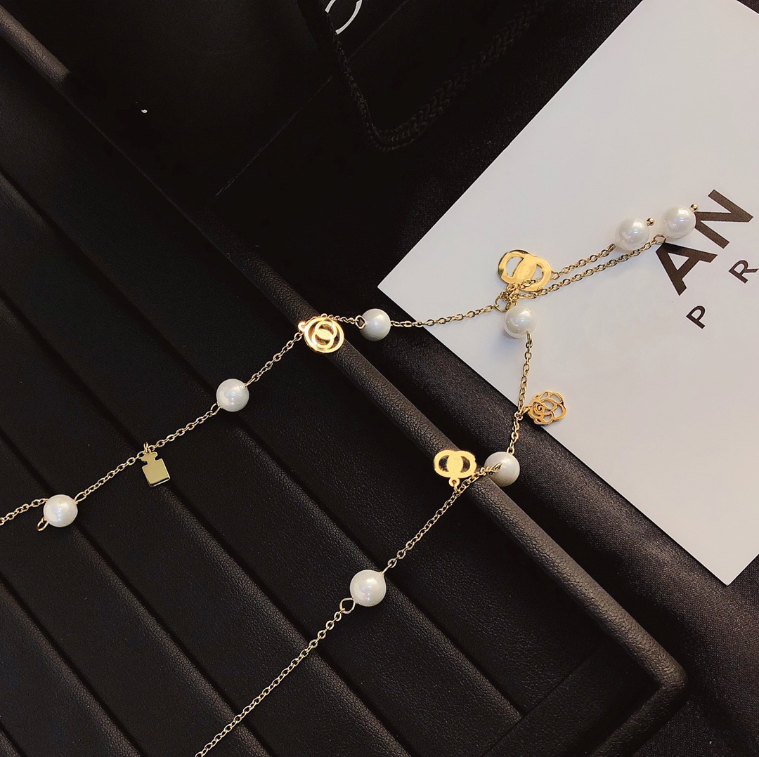 

Fashion Couple Style Necklace Popular Luxury Design Pendant Necklaces Classic Premium Jewelry Brand 18k Gold Plated Exquisite Campus Couple Gift Family Birthday