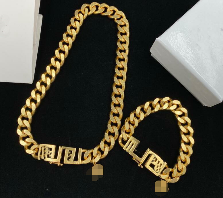 

Fashion Designer Thick Chain Necklace Bracelet Jewelry Sets V Letter Greece Meander Pattern Banshee Medusa Head 18K Gold Plated Birthday Festive Party Gifts HMS8 -- 06, Golden