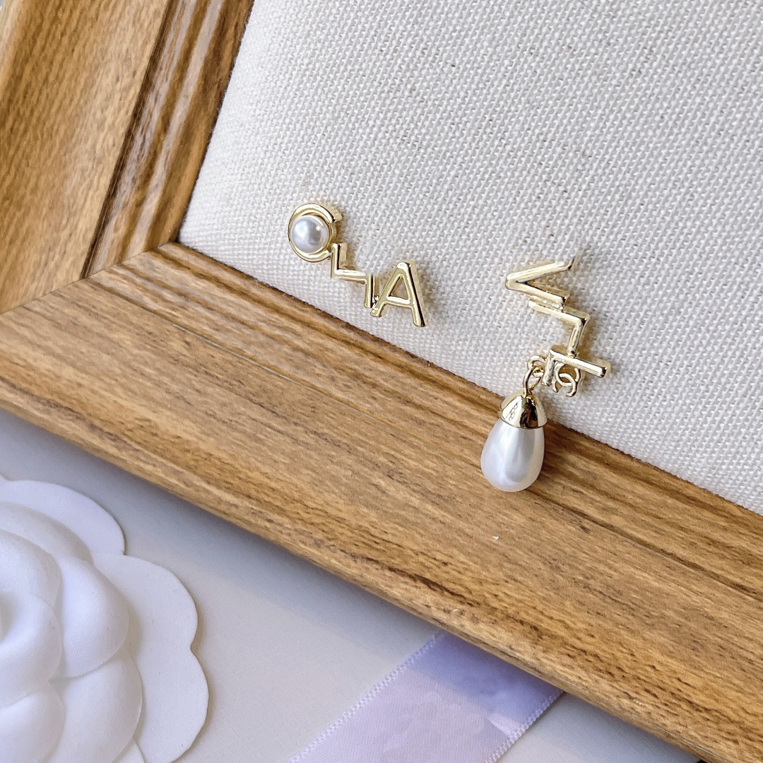 

Gold Letter Pearl Earrings Designer Like a Charm Women Party Droplet shape Stainless steel Non Fading birthday Gift Classic Brand European Accessories Wholesale