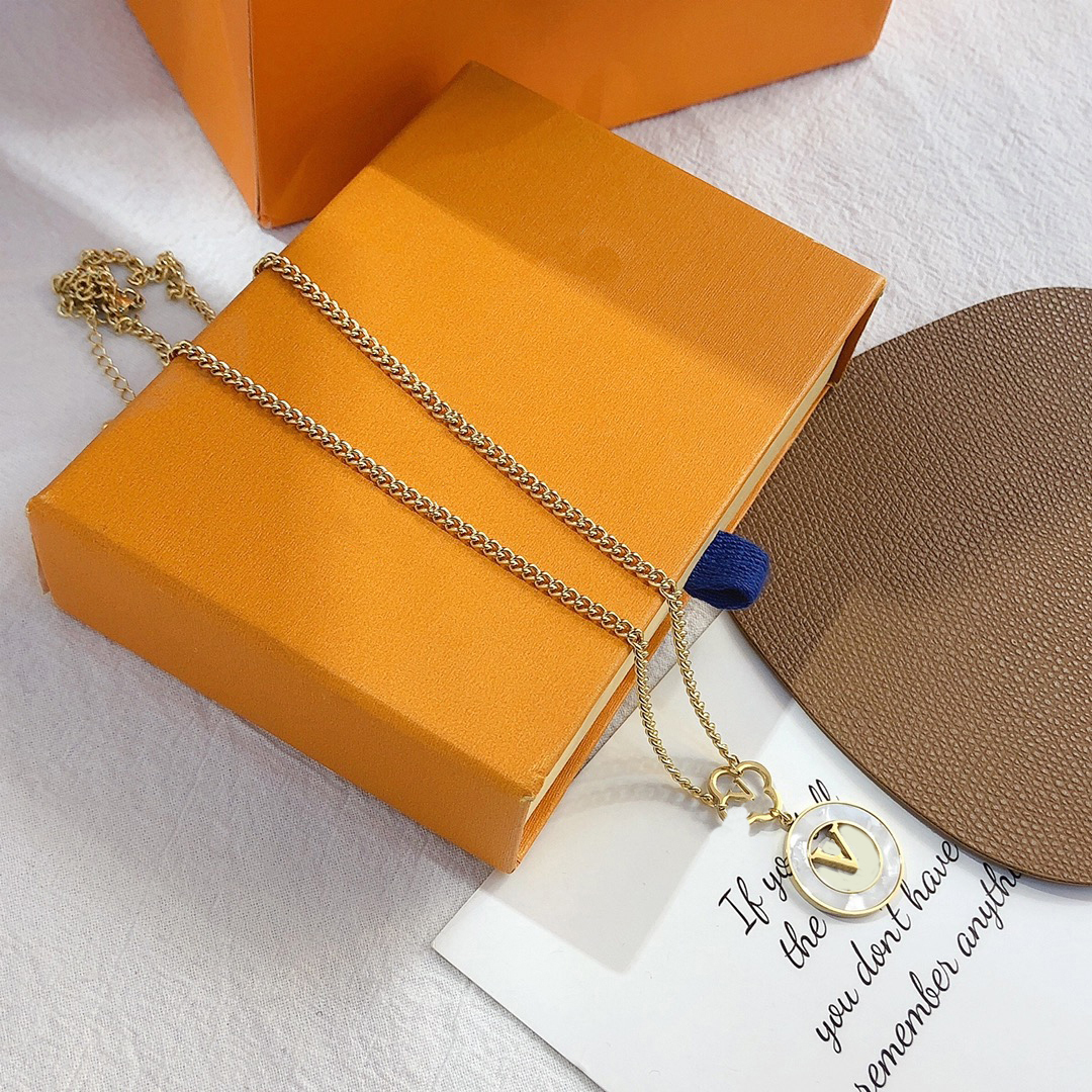 

Designer Deluxe Pendant Necklaces Exquisite Fritillaria Necklace High End Style Jewelry Long Chain 18k Gold Plated Selected Gift Family Friends Lovers Birthday