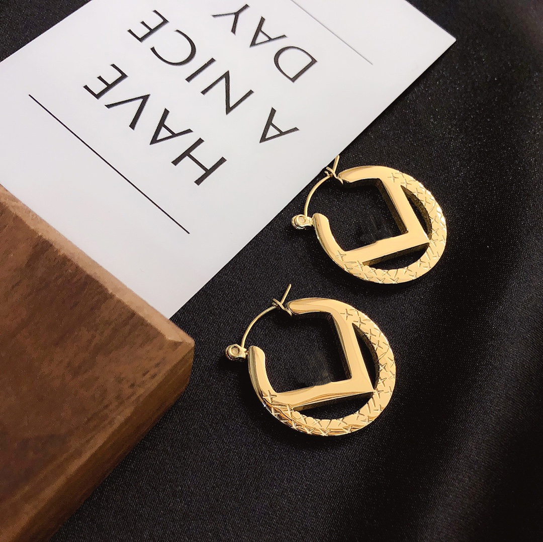 

Luxury Lucky Charm Circle Earrings Women party wedding Stainless steel Non Fading birthday Gift Classic Design Brand European American design Accessories