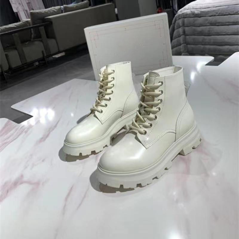 

The latest women s short boots made of full cow leather and can be selected in five colors They are simple beautiful luxurious customized