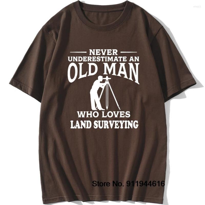 

Men's T Shirts Never Underestimate An Old Man Loves Land Surveying Shirt Surveyor Graphic Birthday Gift Short Sleeve T-Shirts, White