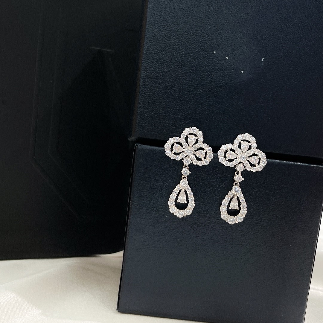 

Luxury Dangle Earrings Full Crystal Four Leaf Clover Diamond Loop Silver Needle Drop Brides Wedding Jewelry Party Gift For Women Lovers