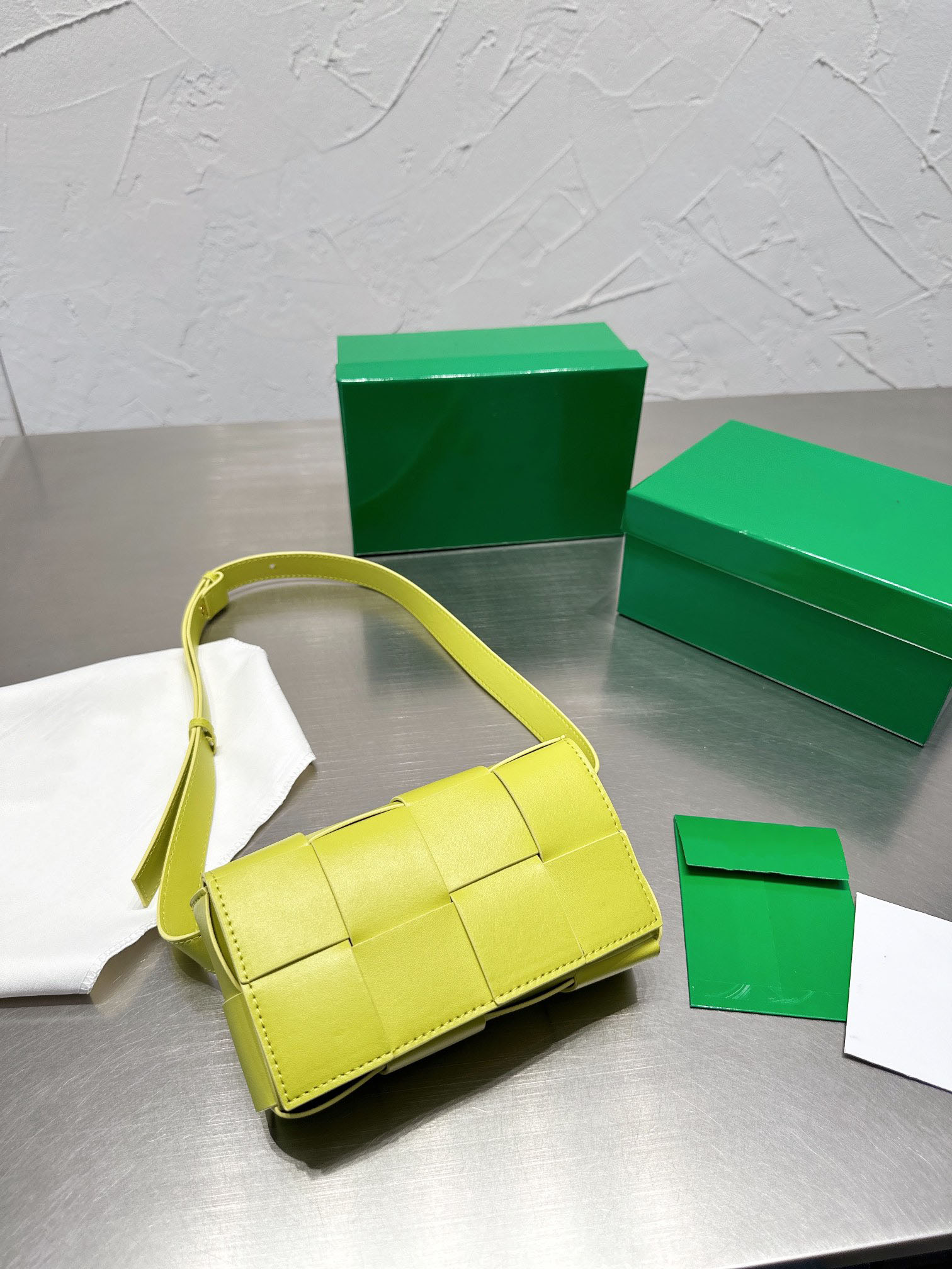 

New Designer bag Popular Solid Color Classic Barrel Handmade Leather Weaving Fashion Soft One Shoulder Crossbody Bag, Surprise gifts