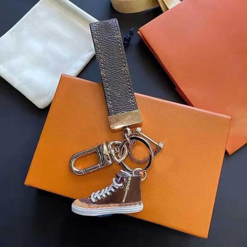 

Keychains & Lanyards Cowhide key men's and women's automobile m65221 handmade leather letter V couple pendant bag Pendant