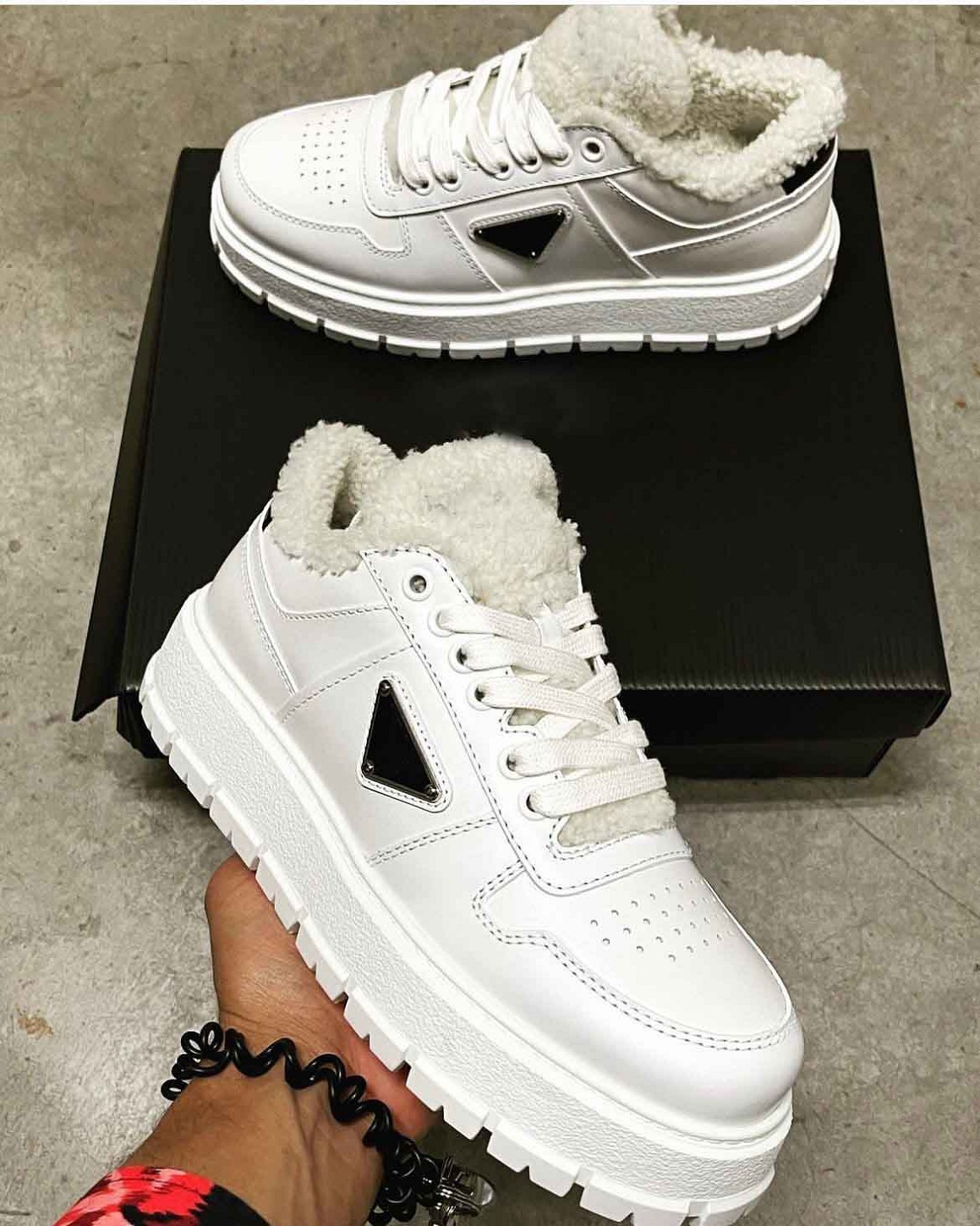 

Winter Warm Shearling Women Sneakers Shoes Enameled Metal Triangle White Leather Sports Shoe Platfrom Skateboard Walking EU35-41